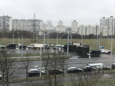 Силовики в Минске сооружают ограждение, стягивают спецтехнику и водометы