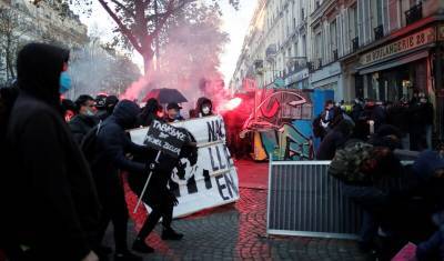 Более 60 полицейских пострадали во время протестов во Франции