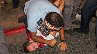 Предъявлены обвинения полицейскому, избившему демонстранта и фотографа в Иерусалиме