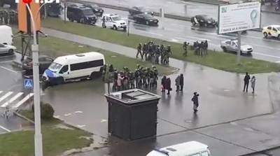 Протесты в Минске: силовики стянули спецтехнику, начались задержания