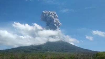Извержение вулкана Левотоло в Индонезии — видео