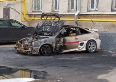Автомобиль сгорел на Котельнической набережной