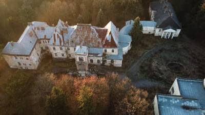 Заброшенный дворец в Львовской области нуждается в реставрации.