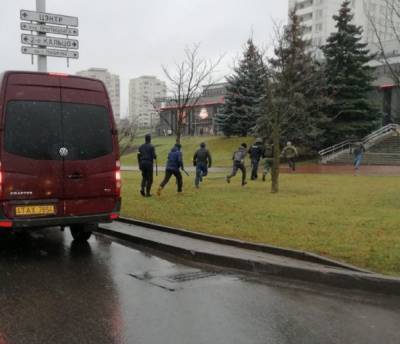 Бьют дубинками и используют слезоточивый газ: в Минске начался силовой разгон активистов