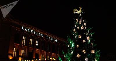Без гуляний, но с концертами: рождественские ели зажгут огни на главных площадях Риги
