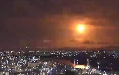 В небе над Японией пролетел огромный светящийся шар, видео
