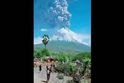 В Индонезии началось извержение вулкана Левотоло