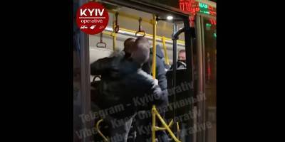 В Киеве группа людей устроила драку и погоню за маршруткой из-за масок