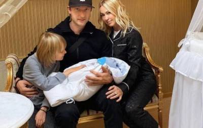 Яна Рудковская и Евгений Плющенко объяснили выбор имени для младшего сына