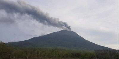 Вулкан Левотоло начал извергаться на юге Индонезии