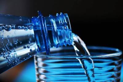 Эксперт перечислил признаки опасной для питья воды в бутылках