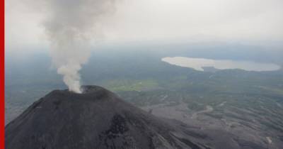 Выбросы пепла вулкана Леволото на юге Индонезии усилились