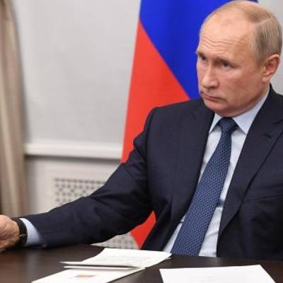 Путин во время совещания сделал замечание чиновникам без шапок