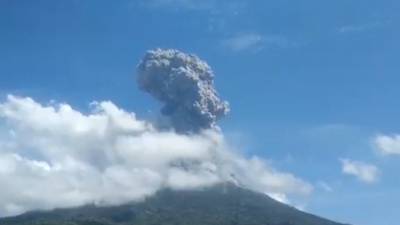Извержение вулкана в Индонезии попало на видео.