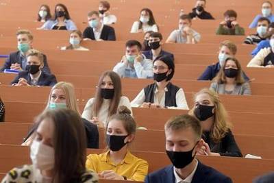 Иностранных студентов в России начали отчислять