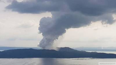 Вулкан Левотоло начал извержение на юге Индонезии