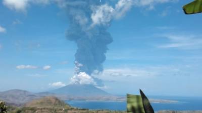 Очевидцы сняли на видео активизировавшийся в Индонезии вулкан
