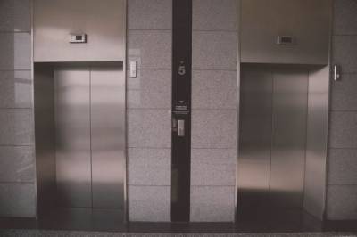 В Японии для профилактики коронавируса придумали бесконтактные лифты