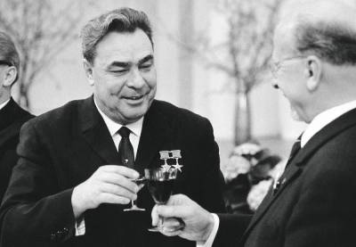 Зачем Брежнев спаивал советский народ