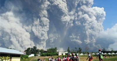 В Индонезии начал извергаться вулкан Левотоло: столб дыма достиг 4 метра высотой