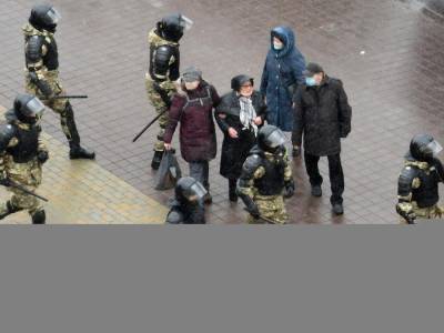 В Минске на протестном марше задержали более 170 человек. Среди них член Координационного совета