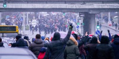 В Беларуси силовики применили против людей спецсредства и слезоточивый газ. Задержали более 170 человек, в том числе члена Координационного совета