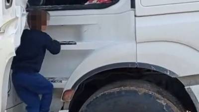 Видео, спровоцировавшее расследование: 5-летний мальчик ведет грузовик в центре Израиля