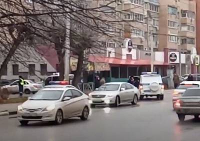 Последствия ДТП с участием полицейской машины на улице Грибоедова сняли на видео