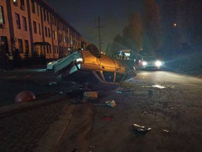 В Харькове авто слетело с моста и перевернулось