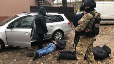 Под Киевом двое иностранцев подожгли автомобиль