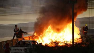 Формула-1: На Гран-при Бахрейна от удара в отбойник взорвался болид, пилот госпитализирован с ожогами