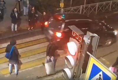 Авария на пешеходном переходе в Мурино попала на видео