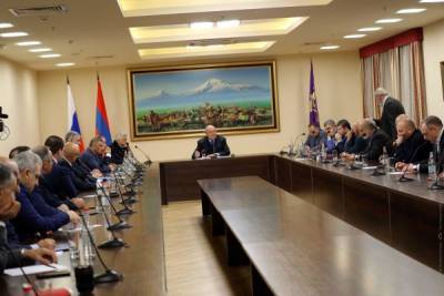 Президент Армении предлагает правительство согласия и реформу конституции