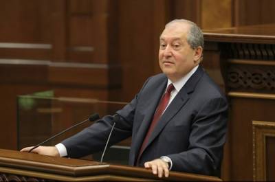 Президент Армении предложил создать новое правительство и изменить конституцию