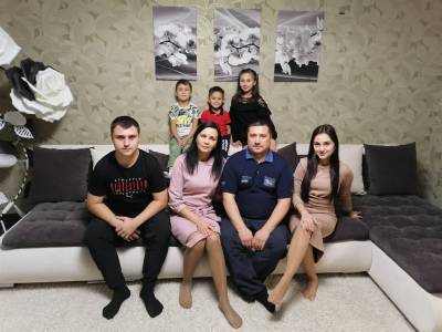 Семью из Старомайнского района наградили за заслуги в воспитании детей