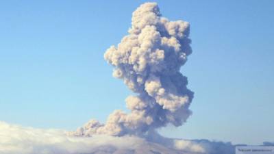 Извержение вулкана Левотоло началось на юге Индонезии