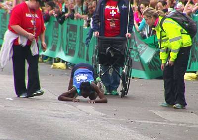 Видео: кенийская бегунья приползла к финишу марафона на четвереньках
