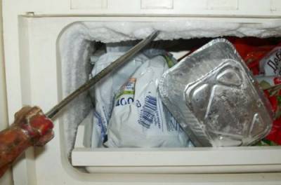Что сделать, чтобы в морозилке не намерзал лед