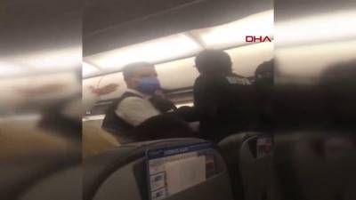 В турецком самолете мужчина избил футбольную команду из-за маски