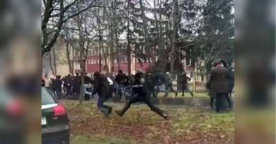 Врезался головой в дерево и получил удар ниже пояса? Силовик на протестах в Минске попал в переделку