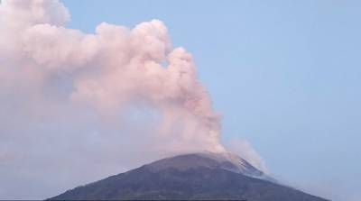 Столб пепла от извержения вулкана в Индонезии достиг в высоту 4 км