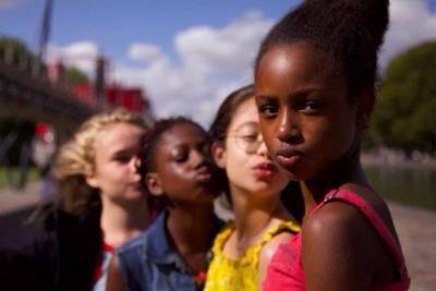 Фильм о танцующих тверк школьницах привел к массовым отпискам от Netflix