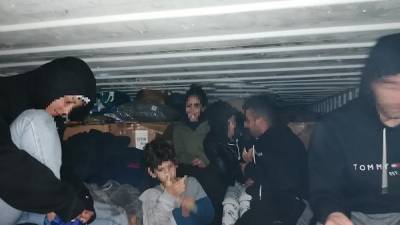 Четыре дня сидели в запертом контейнере: в Баварии полиция спасла 8 беженцев