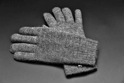 Специалист оценил пользу зимних перчаток в профилактике заражения коронавирусом