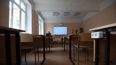 Две школы и 86 классов в Крыму переведены на "дистанционку"