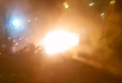 Видео: на проспекте Обуховской обороны ночью сгорела "ГАЗель"