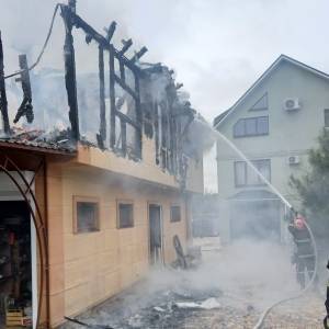 В Вольнянском районе загорелось двухэтажное здание. Фото