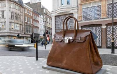 В Лондоне появилась гигантская скульптура культовой сумки Hermès Birkin (ФОТО)