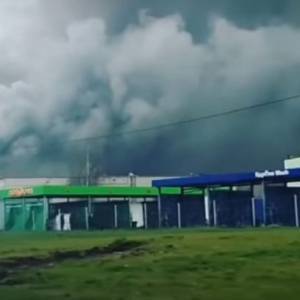 Пожар в столице РФ перекинулся на газозаправочную станцию