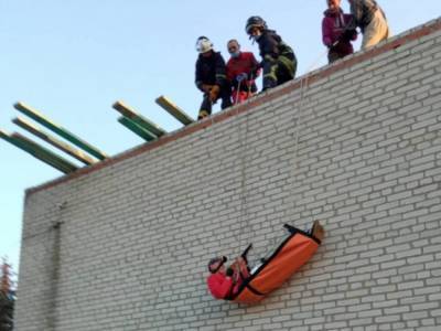 В Волынской области ремонтник получил тяжелую травму на крыше школы